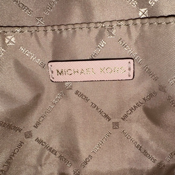 Jet Set Travel Medium Logo Dome
Crossbody Bag - white and gold - Picture 6 of 7